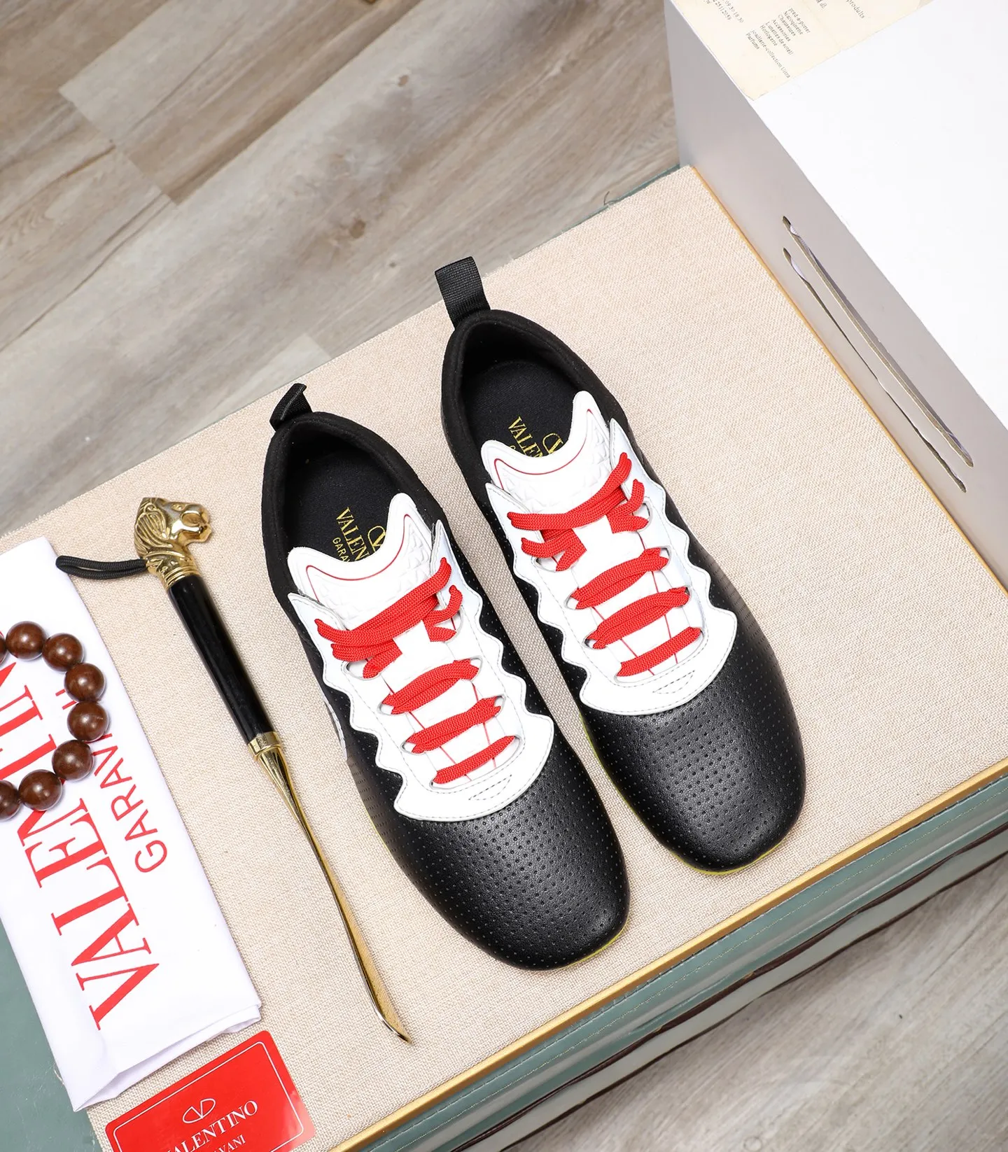Men's Men's Shoes 💰620 VALENTINO 🌹🌹🌹2025 Valentino's latest spring sneakers! The counter 🔥 recommends RUNBOOT, which is lightweight and comfortable. It has a multi-functional design that integrates blue sneakers, running shoes, and fashionable sneakers to create a cool on-foot effect. ♥️♥️Fashionable sneakers that are sought after by many popular celebrities and fashion influencers♥️♥️. 👉All-round original 1:1 high-end production 👉Fabrics: Two options: delicate, soft and comfortable eyelet lambskin and high-end technical fabrics 👍Super soft suede special lining inside 👍Outsole wear-resistant TPU material 👍Full set of original counter packaging